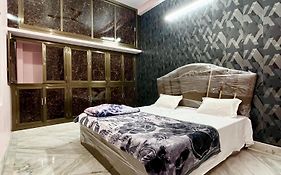 Trilok P Guest House - Dashashwamedh Ghat Near Kashi Vishwanath Temple